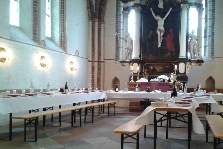 Gedeckte Tische und Bänke im Altarraum der St. Johanniskirche zu Krummesse - Copyright: Barbara Wagner