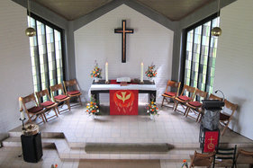 Altarbereich der Adventskapelle Kronsforde