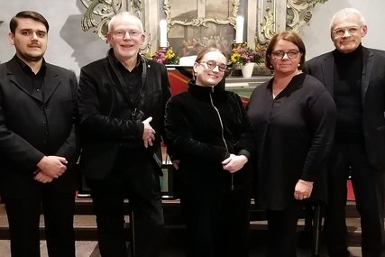 Fünf schwarz gekleidete Personen vor einem Altar - Copyright: CONCERTINO SCHLESWIG-HOLSTEIN 