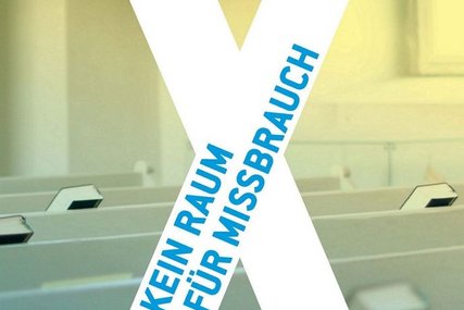Weißes X auf Kirchenbänken mit blauer Schrift Kein Raum für Missbrauche - Copyright: Wendepunkt e.V. 2023